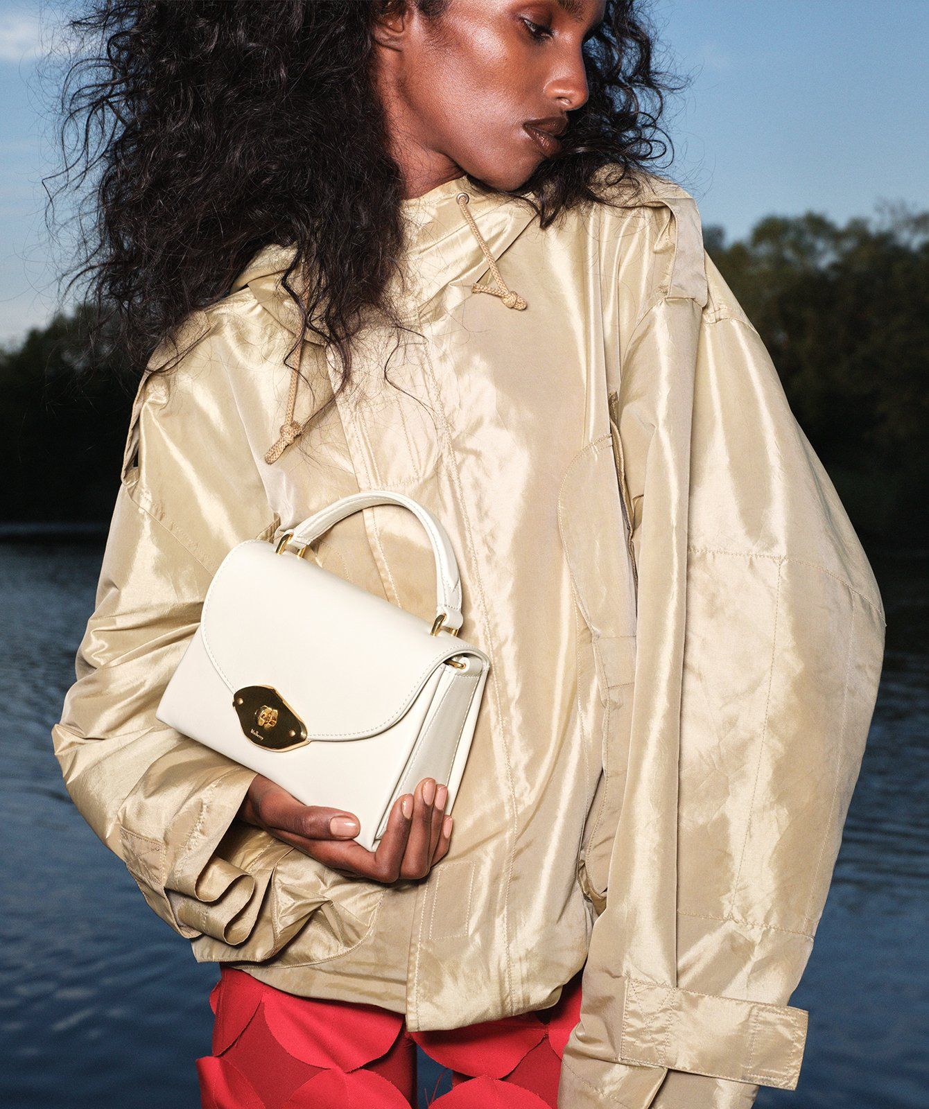 Model trägt eine Maulbeer-Lana-Tasche mit Henkel in Eierschale