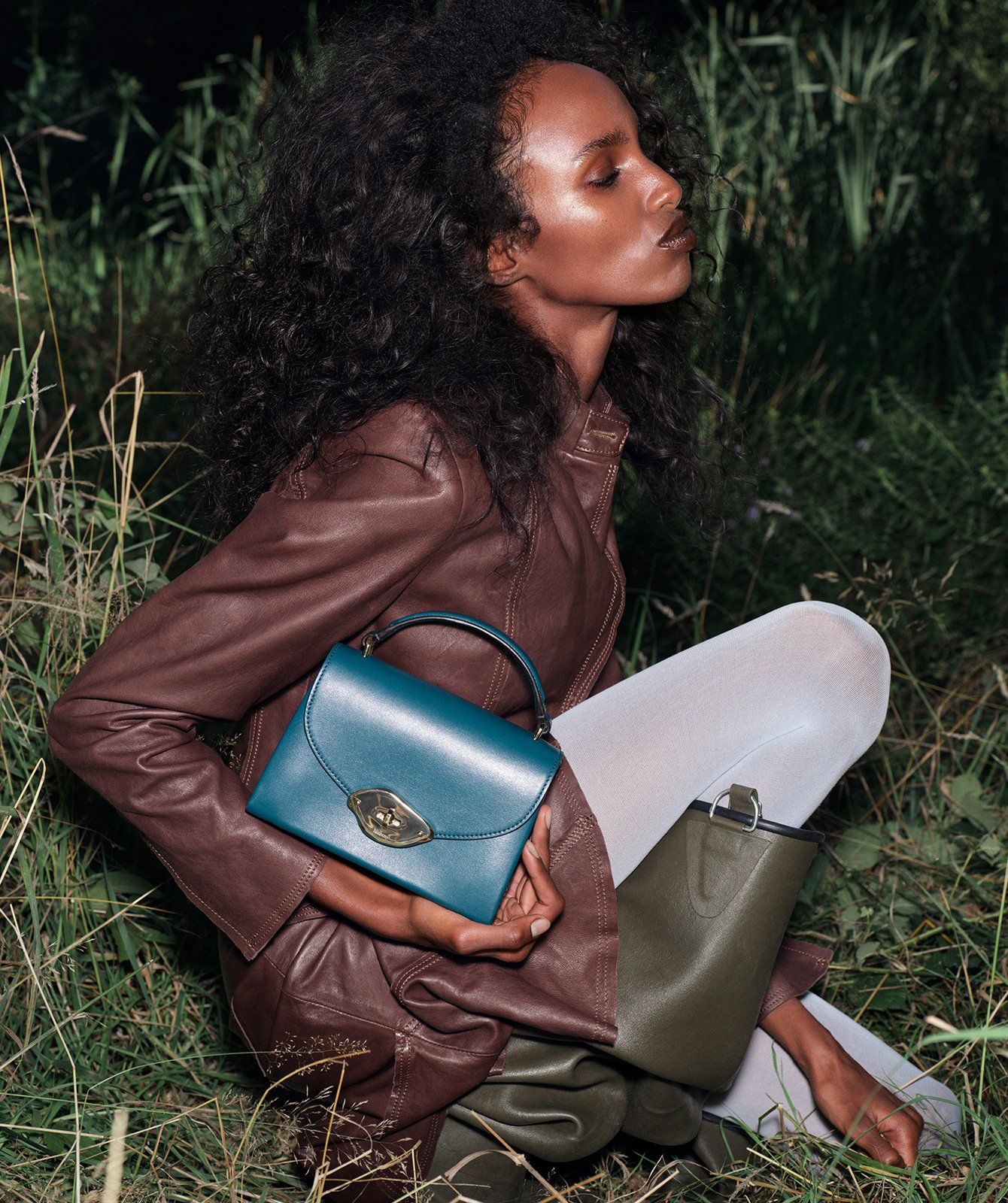 Model trägt eine kleine Mulberry-Tasche „Lana“ mit Henkel in Titanblau