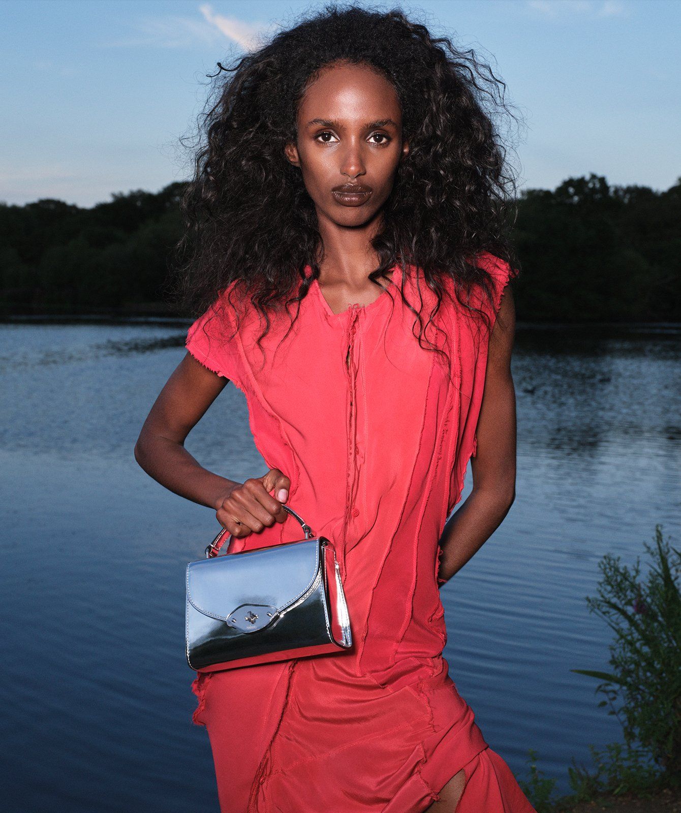 model wearing mulberry small lana top handle bag in silver