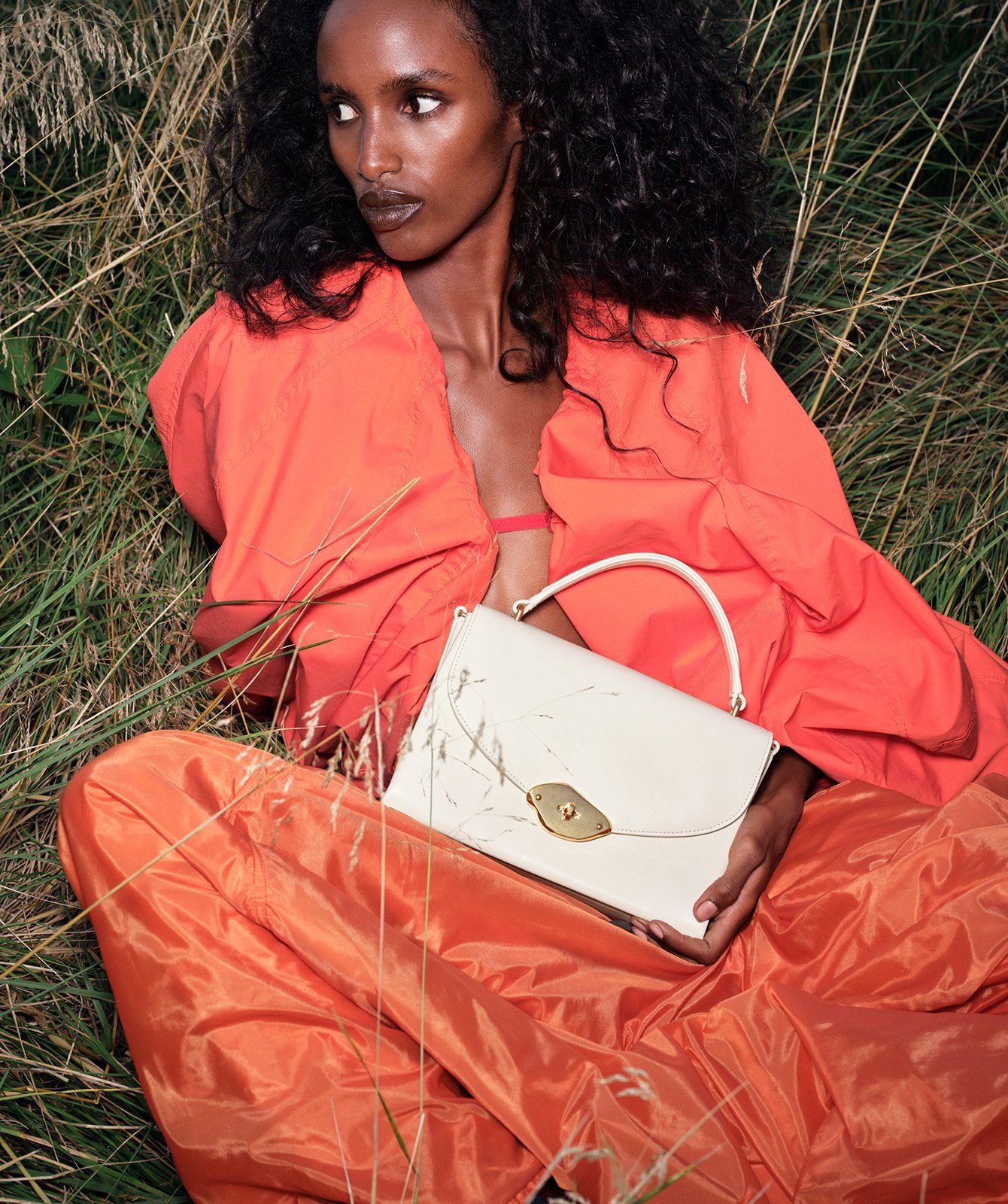 Model trägt eine Maulbeer-Lana-Tasche mit Henkel in Eierschale