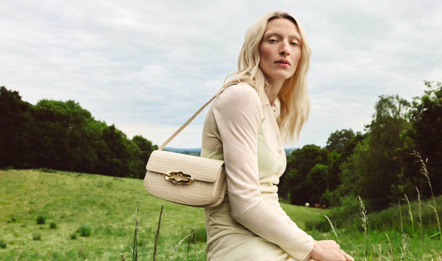 Das Model trägt Mulberry East West Pimlico in Eggshell Croc