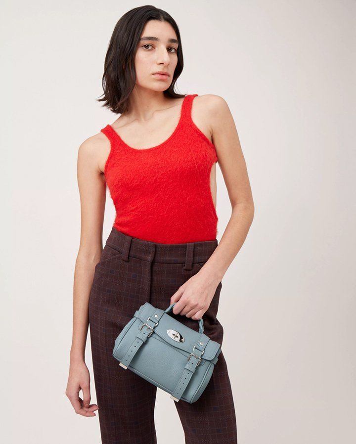 Model wearing Mini Alexa in Cloud Small Classic Grain