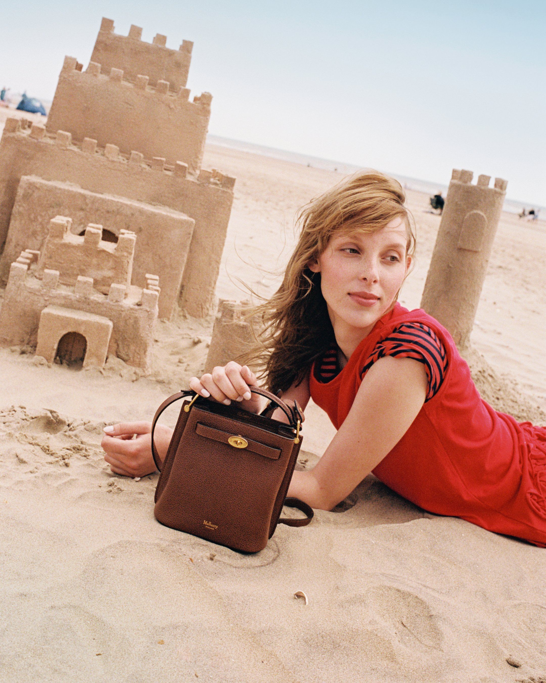 female model wearing Mulberry mini Islington bucket bag in oak leather
