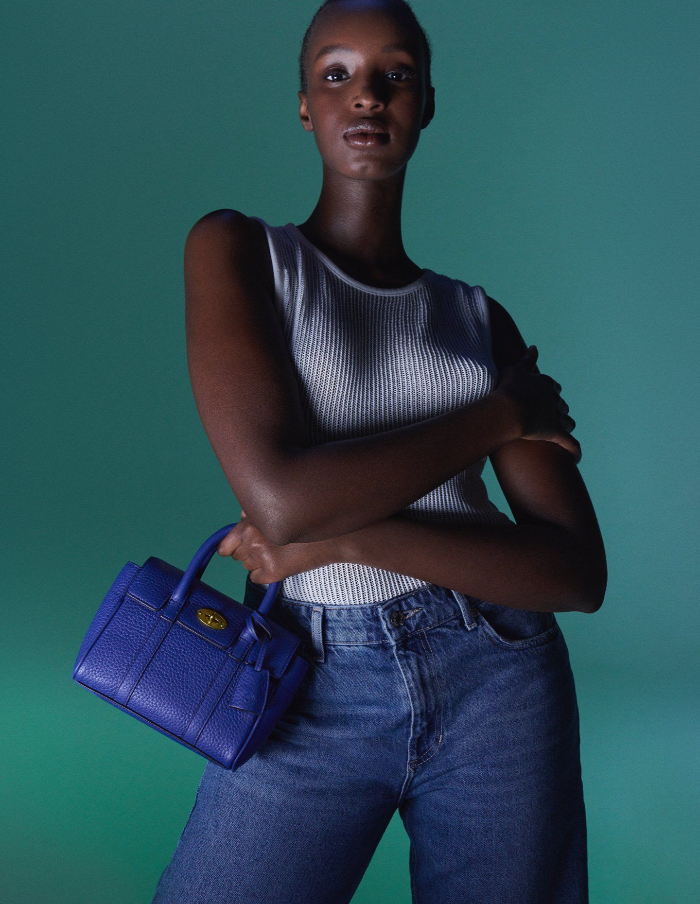 Model trägt Mulberry Mini Bayswater in Pigmentblau