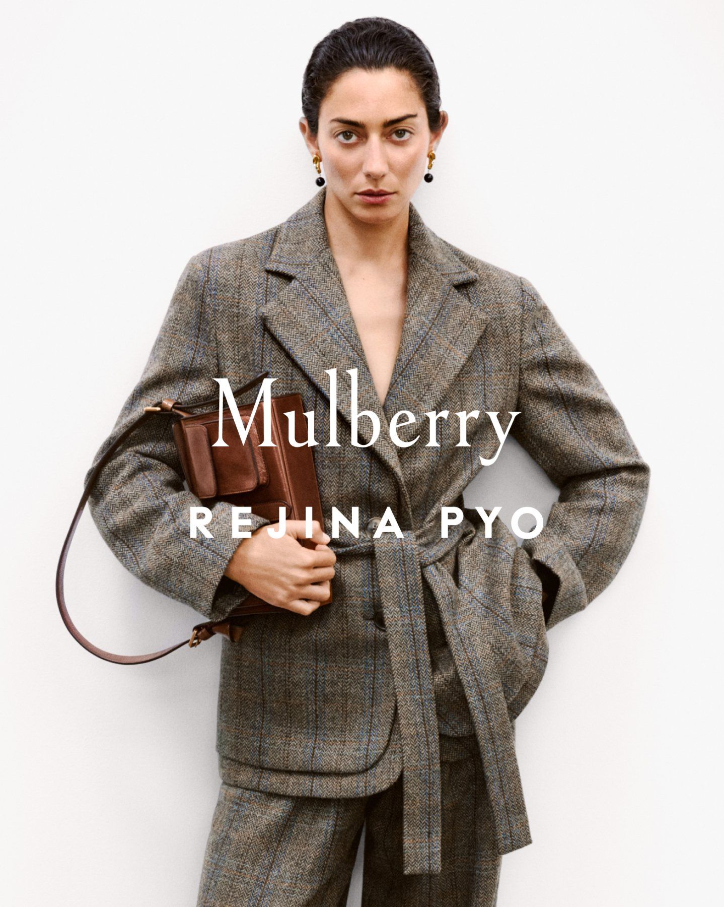 Model holding the Mulberry x Rejina Pyo crossbody bag in oak leather