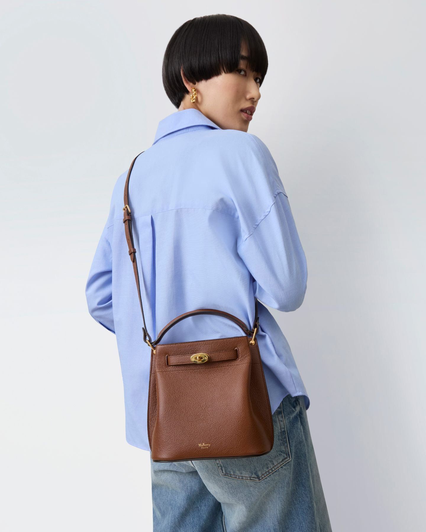 Model wearing the Mulberry Islington bucket bag in brown leather