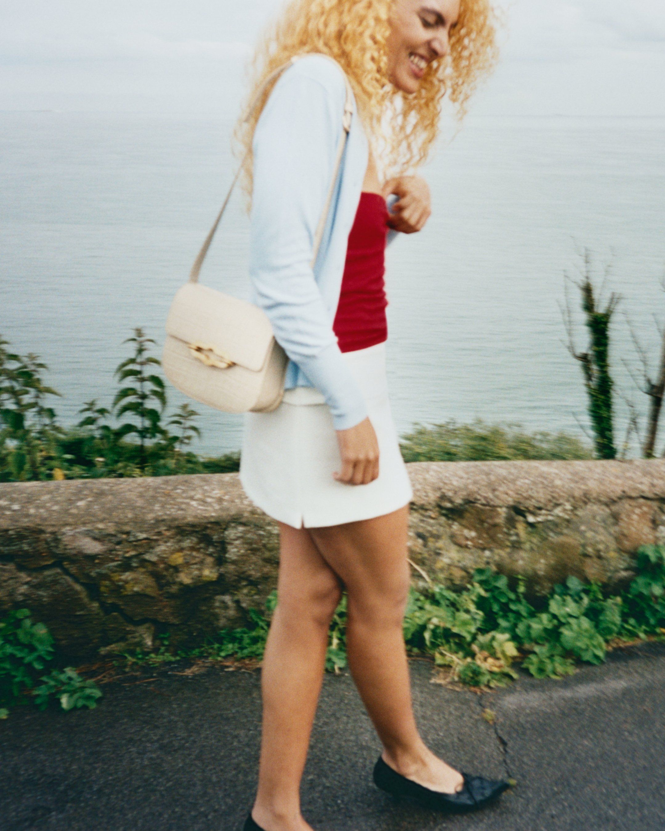 Model wearing the Mulberry Pimlico satchel in eggshell leather with croc print