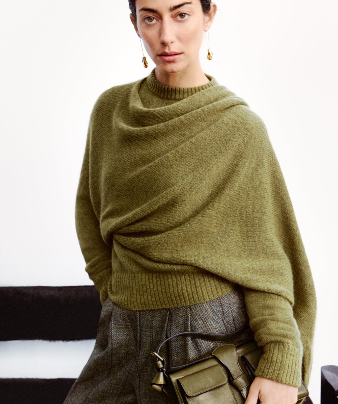 Model trägt das drapierte Strickoberteil von Mulberry x Rejina Pyo in Herbstlaub