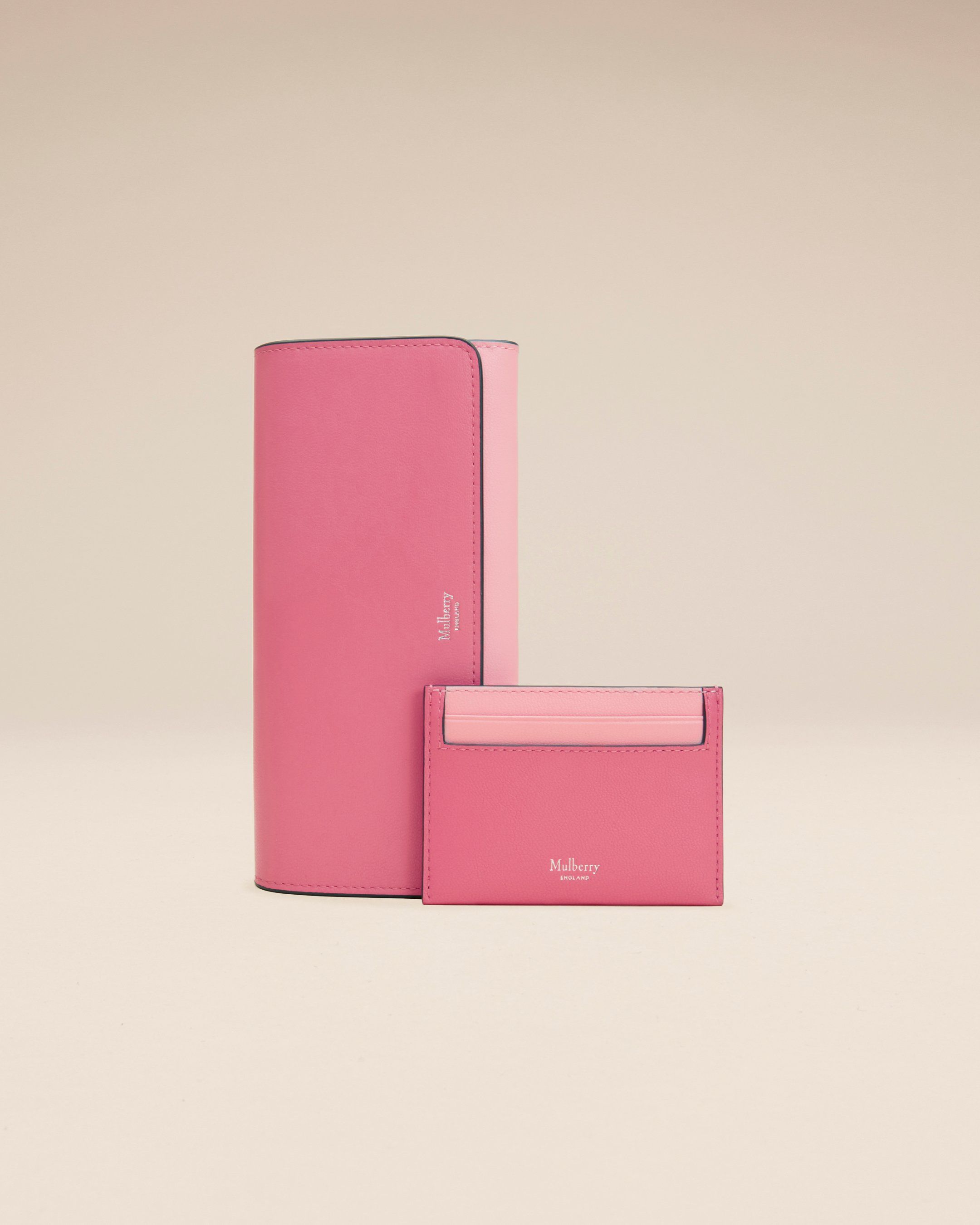 제라늄 핑크와 파우더 로즈 소재의 Mulberry 콘티넨탈 지갑과 카드 홀더