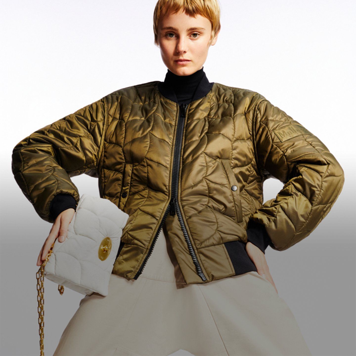 マルベリー ソフティ ボンバー ジャケットとホワイトのソフティ バッグを着用したモデル