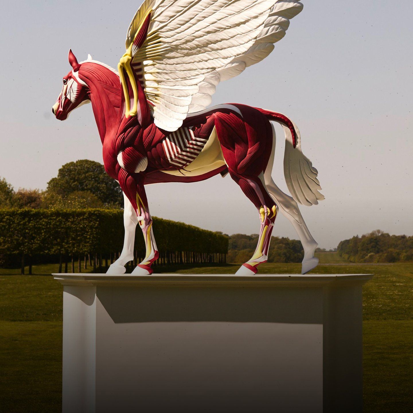 Bunte Skulptur eines Pferdes mit Flügeln aus der Ausstellung Modernity & Heritage in Houghton Hall