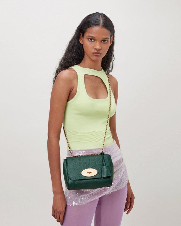 Model mit der Mulberry Lily Tasche aus grünem Leder