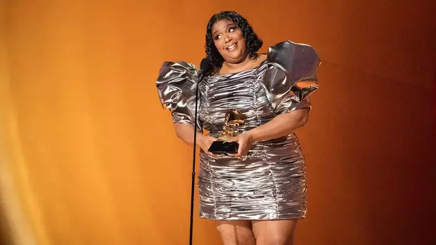 Ganhadora de três Grammys, Lizzo usa humor para falar de ódio - 11/02/2020  - Ilustrada - Folha