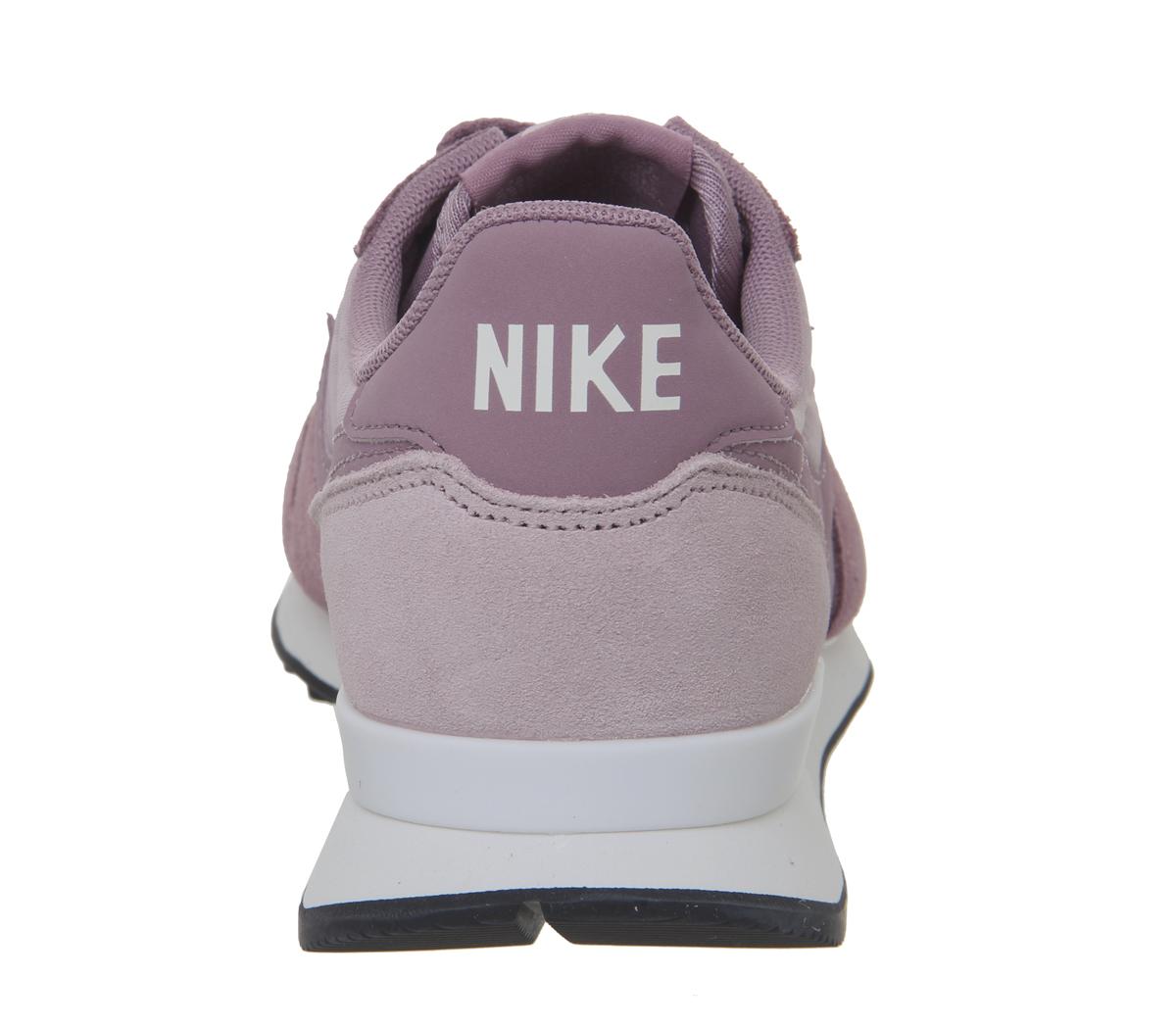NikeNike InternationalistPlum Dust Chalk Black