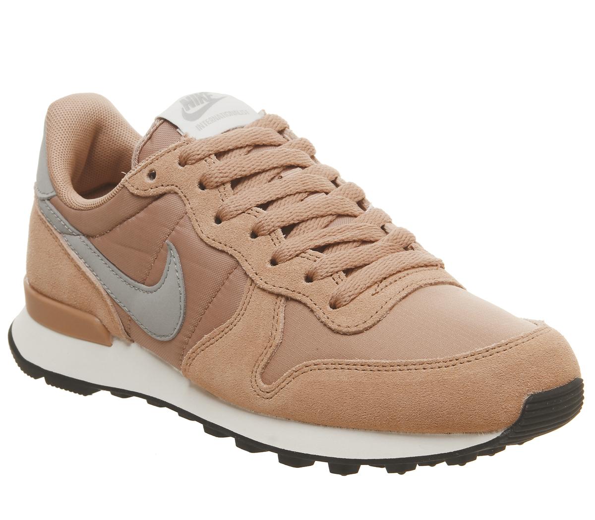 Grey and best sale rose gold nike