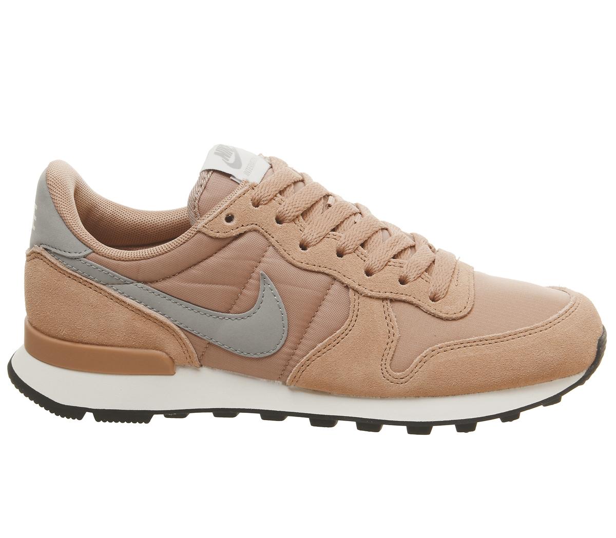 NikeNike InternationalistRose Gold Wolf Grey Summit White