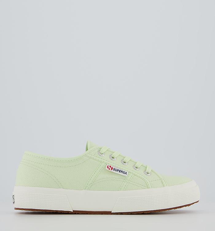 Superga 2750-cotuclassic Low Tops Sneakers in Green Womens Shoes Trainers Low-top trainers 