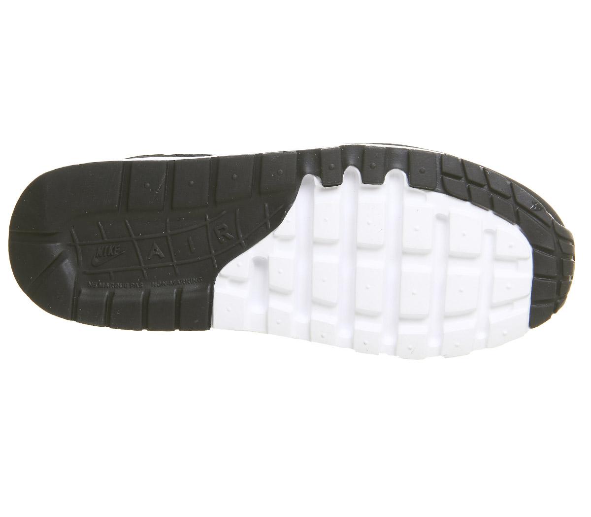 nike air max motion 2 women's black and white