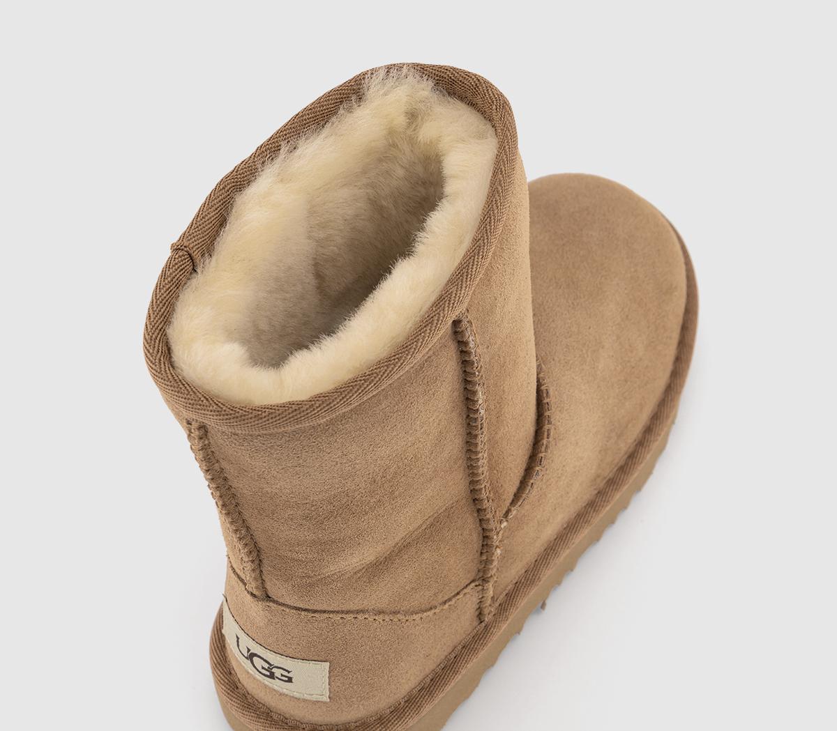 UGGClassic II Youth Boots UGGClassic II Youth BootsChestnut