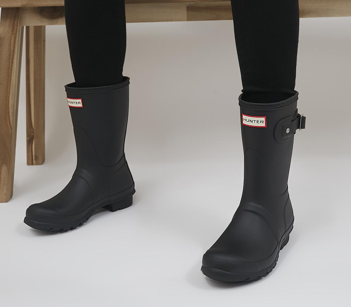 Black short shop hunter rain boots