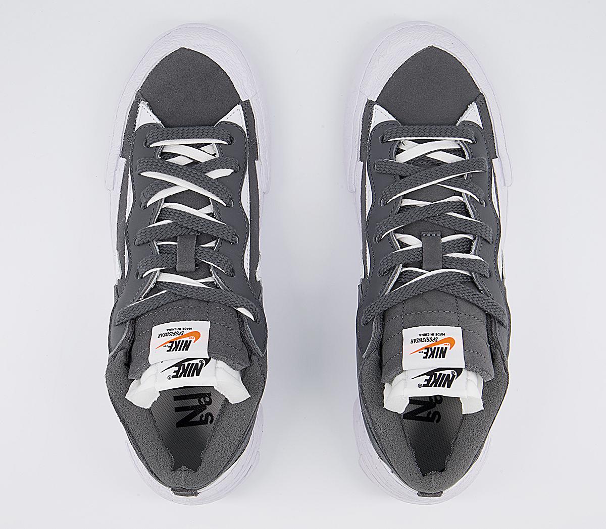 NikeBlazer Low SacaiIron Grey White White