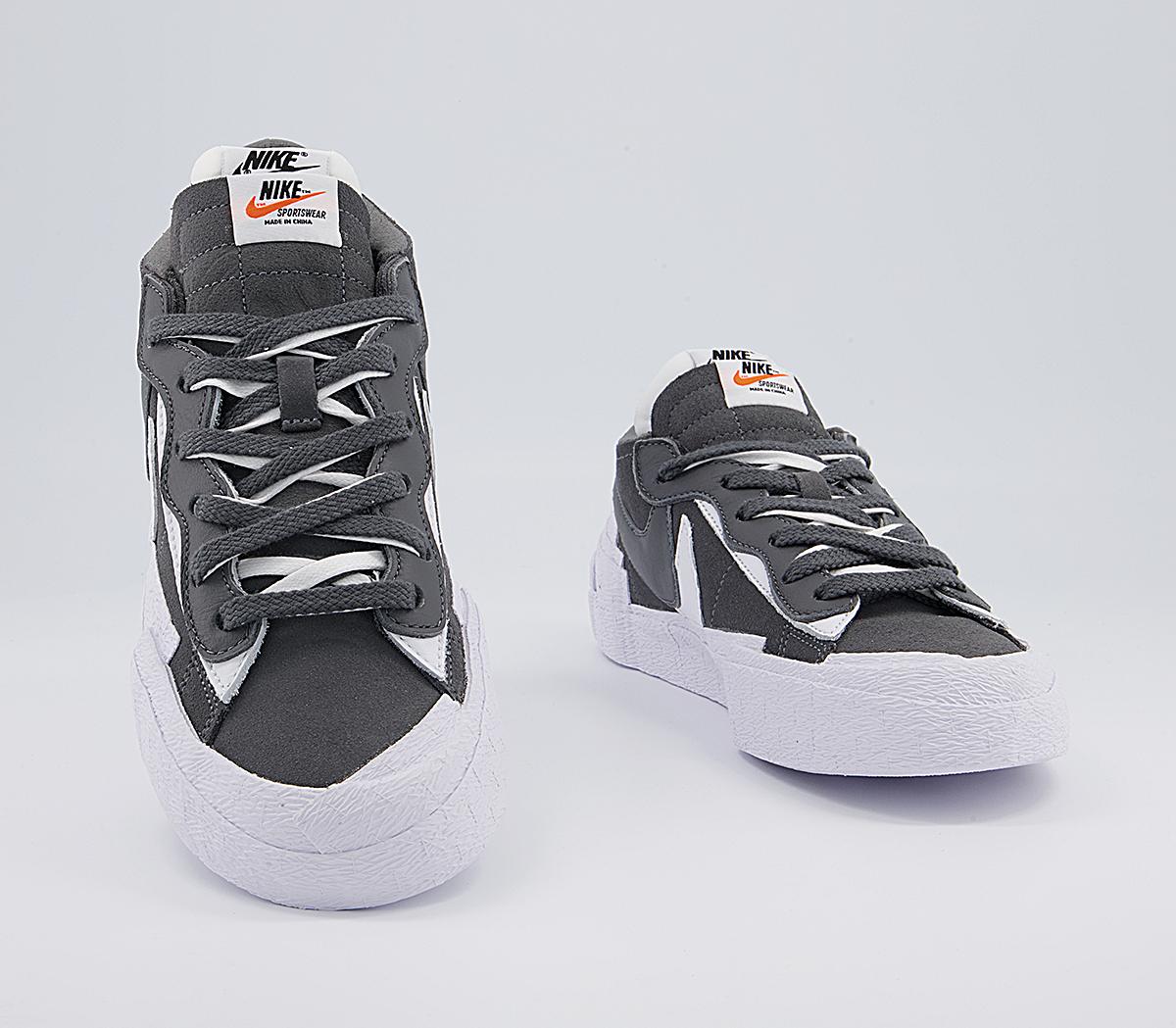 NikeBlazer Low SacaiIron Grey White White