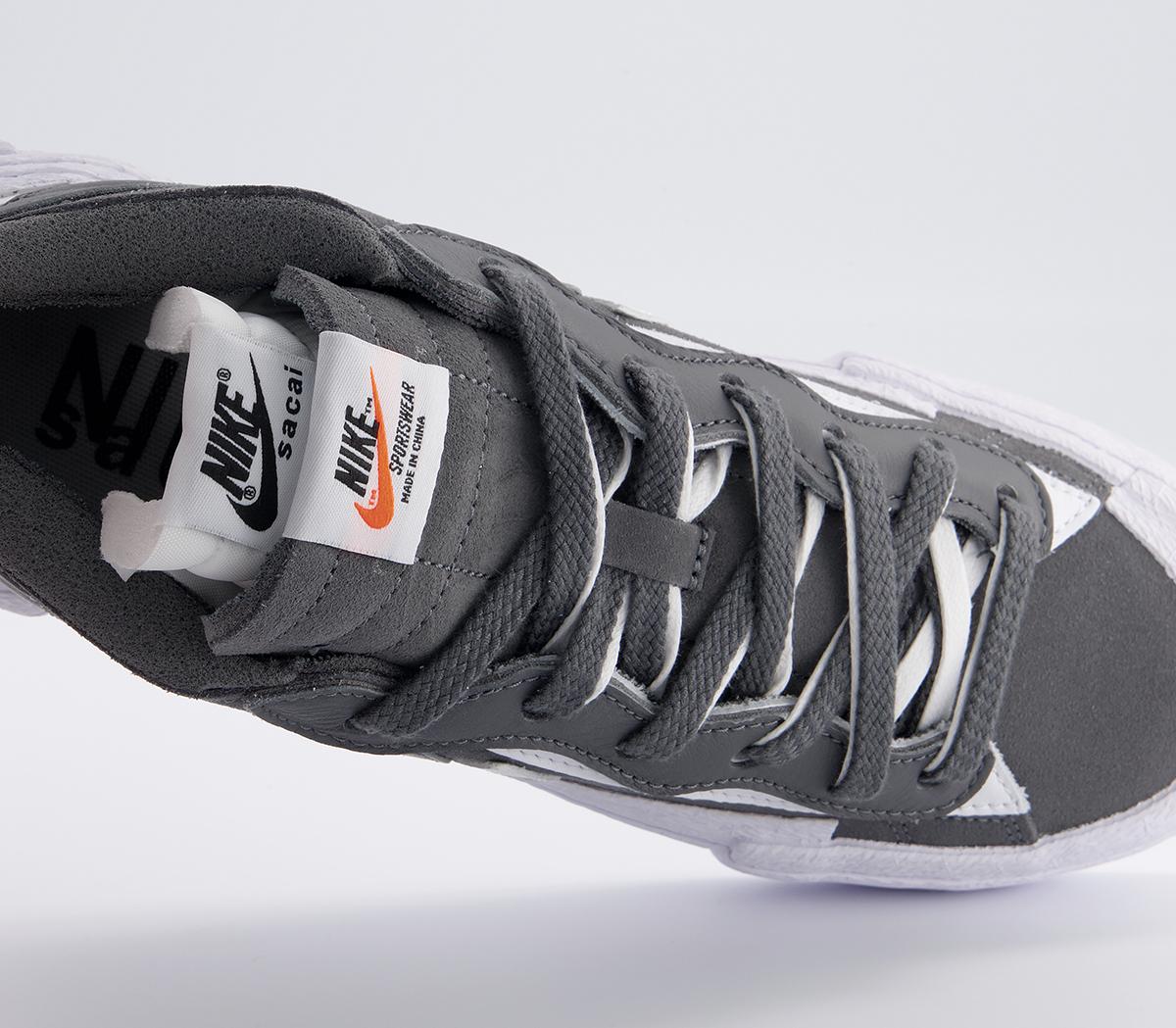 NikeBlazer Low SacaiIron Grey White White