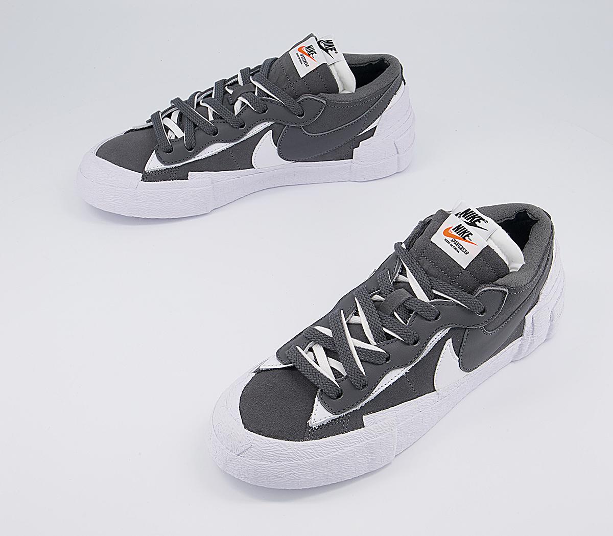 NikeBlazer Low SacaiIron Grey White White