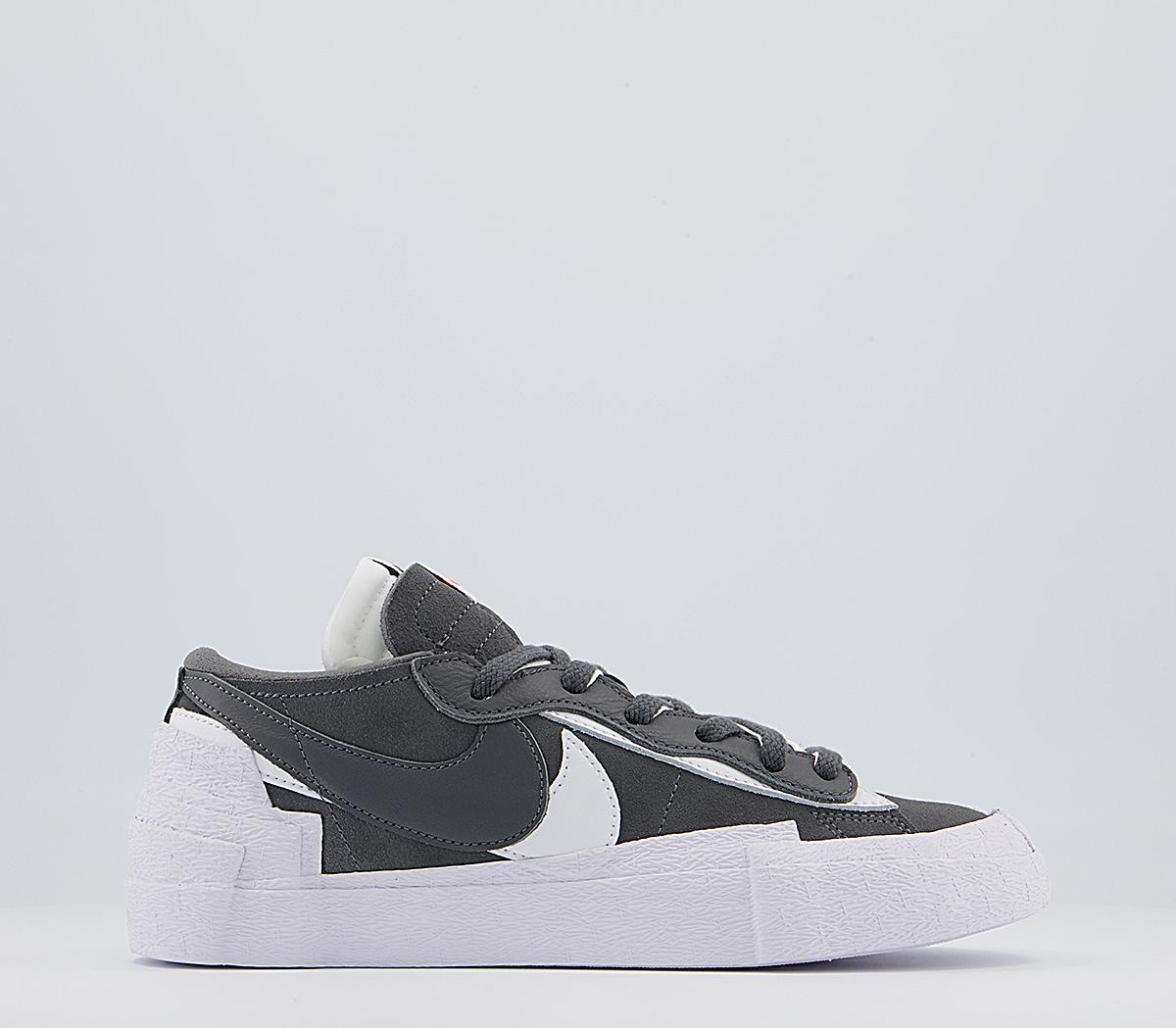 NikeBlazer Low SacaiIron Grey White White