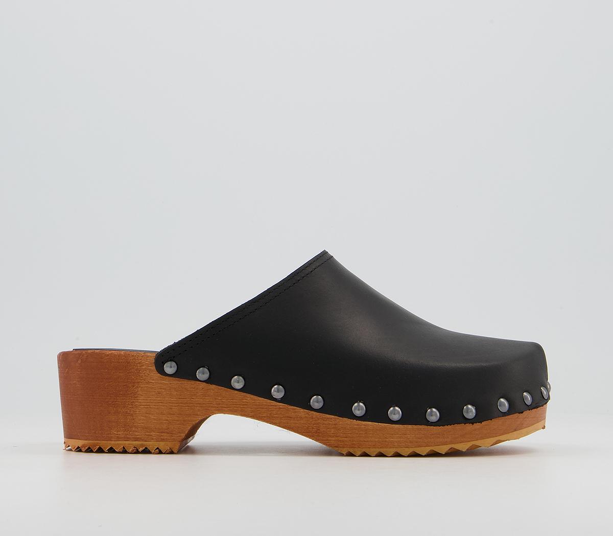 Black closed best sale toe clogs