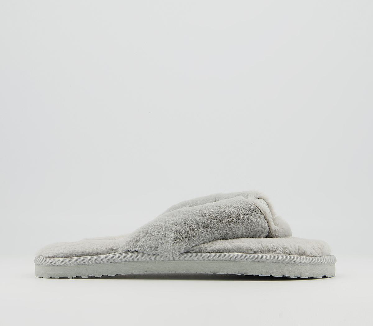 Puma flip hot sale flops fluffy