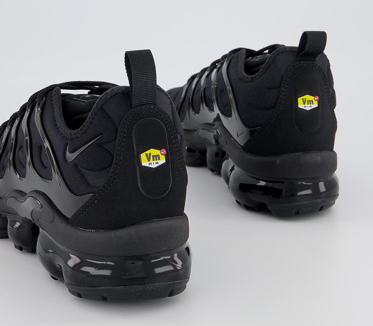 nike air vapormax plus trainers in black