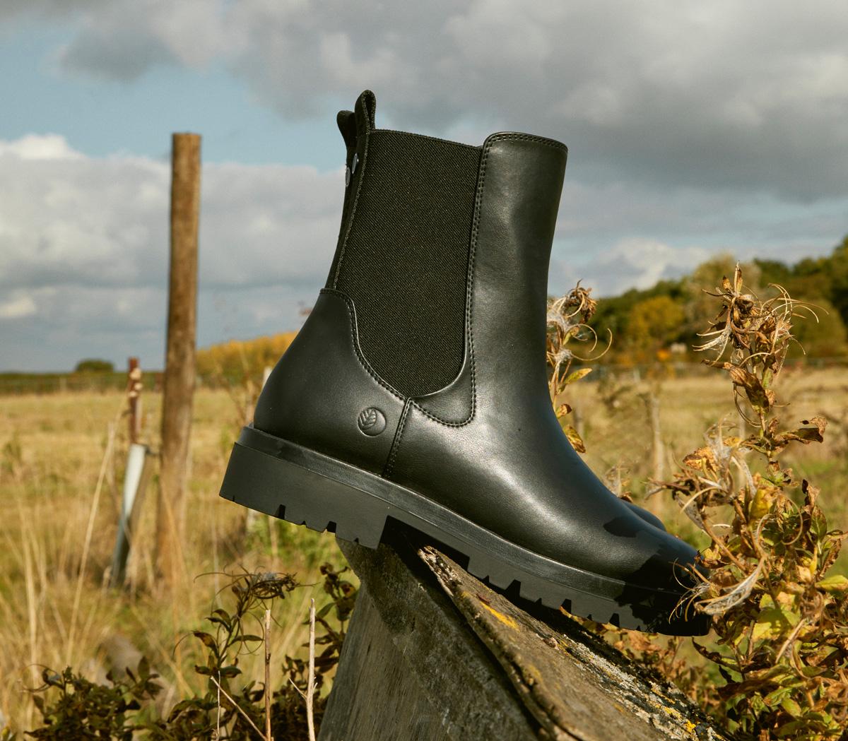 EARTHADDICTGaea Chelsea Ankle BootsBlack
