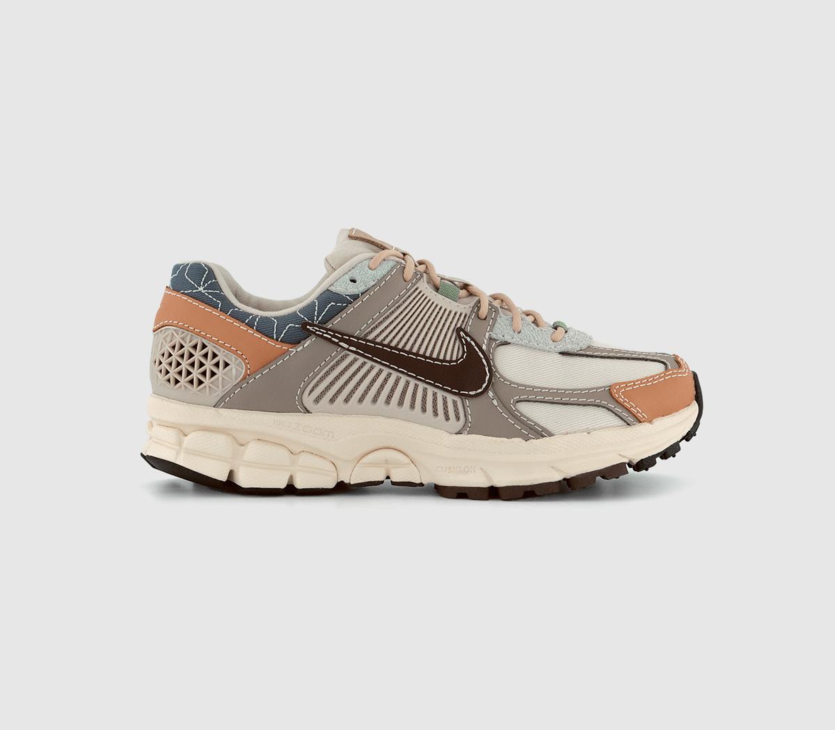 Nike Zoom Vomero 5 Trainers Sanddrift Earth Muslin Khaki Light Carbon Amber Br Men s Trainers