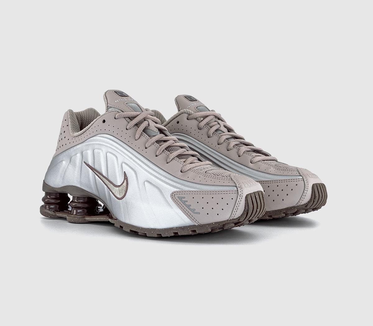 【希少】NIKE meets emmi SHOX R4 23cm Nike Nike Shox R4 Trainers Cave Stone Cave Stone College Grey