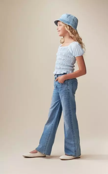 A model dressed in baggy wide leg jeans.