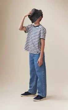 A model wearing baggy fit jean and short sleeve t-shirt.