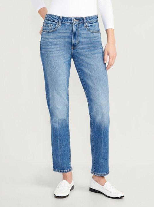 A female model in medium wash OG straight aka the mom jeans.