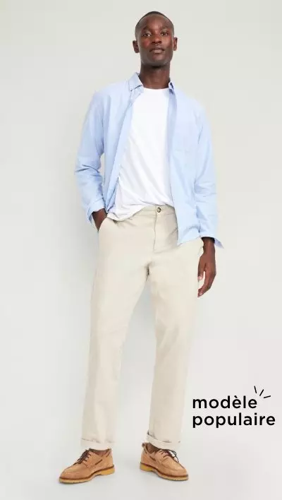 Un homme porte un pantalon chino en coton.