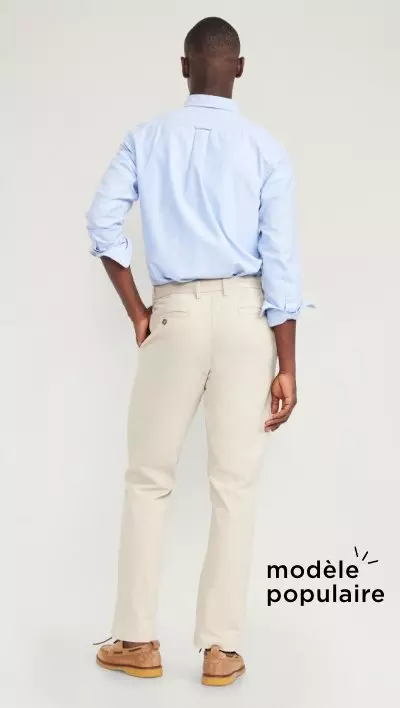 Un homme porte un pantalon chino en coton.