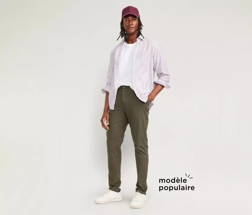 Un homme porte un pantalon chino en coton doux au fini foncé.