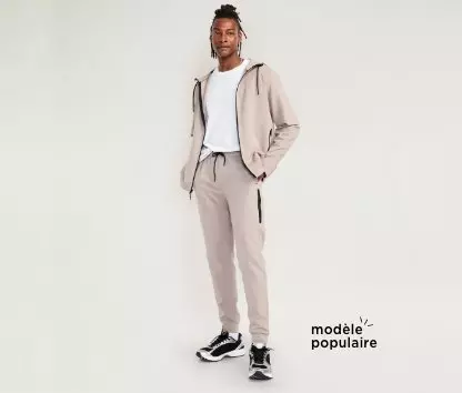 Un homme vêtu d'un pantalon de jogging en molleton douillet.