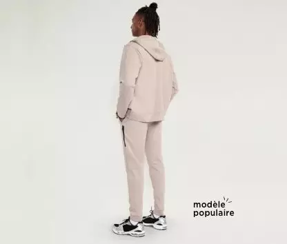 Un homme vêtu d'un pantalon de jogging en molleton douillet.