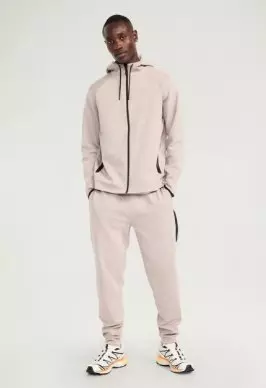 A male model wears a pair of Dynamic Fleece 4.0 Jogger pants