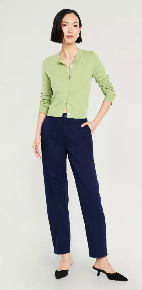 A female model wearing drawstring billie straight style pants.