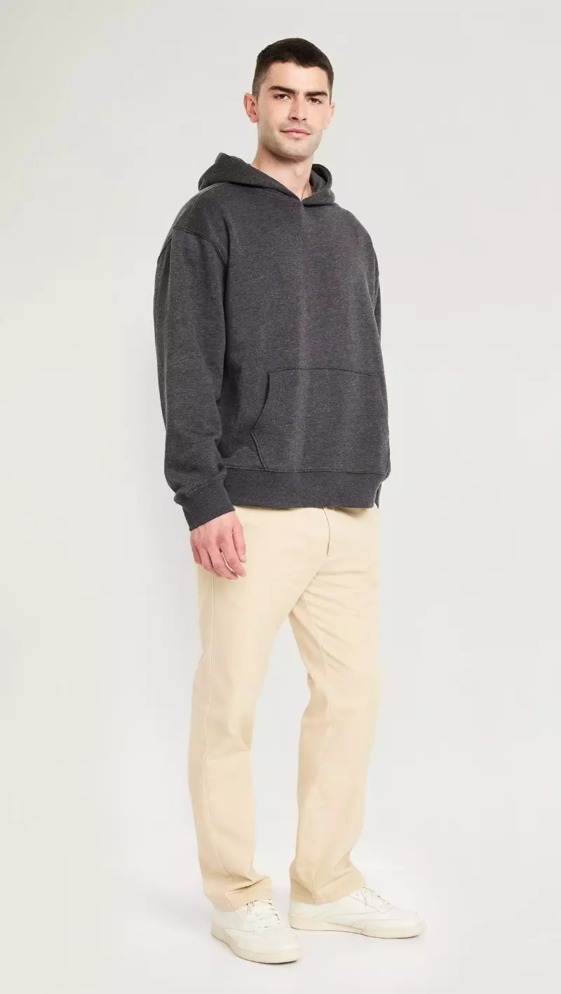 Un pantalon chino à jambe droite avec une taille extensible.