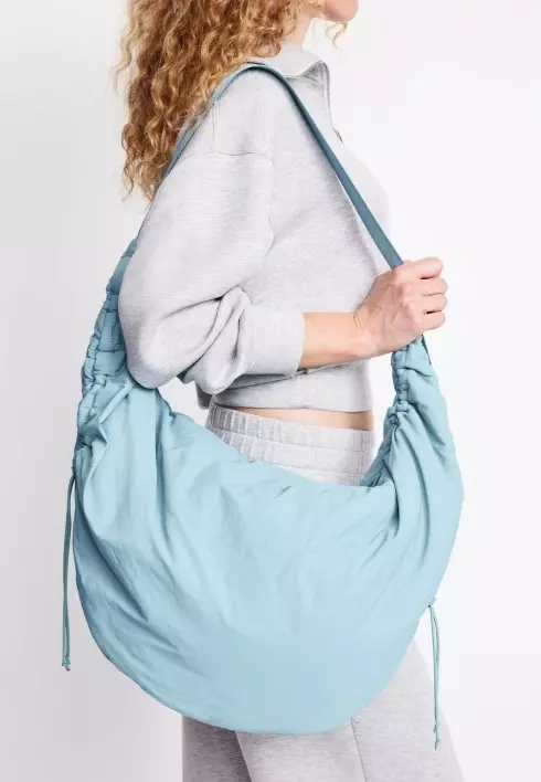 Image d’une femme qui porte un sac de sport.