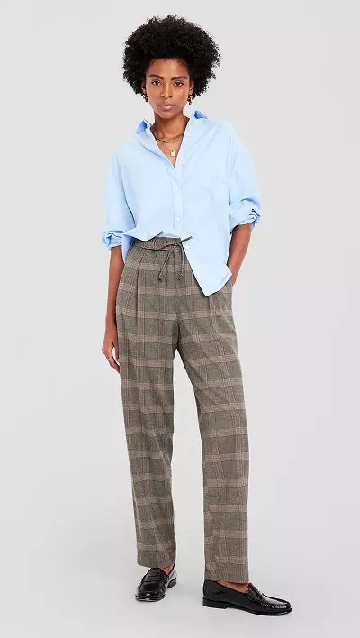 A female model wearing  billie straight style pants.