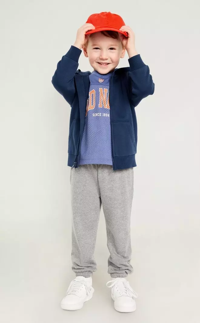 Photo d’un tout-petit garçon vêtu d’un jean coupe généreuse Old Navy.