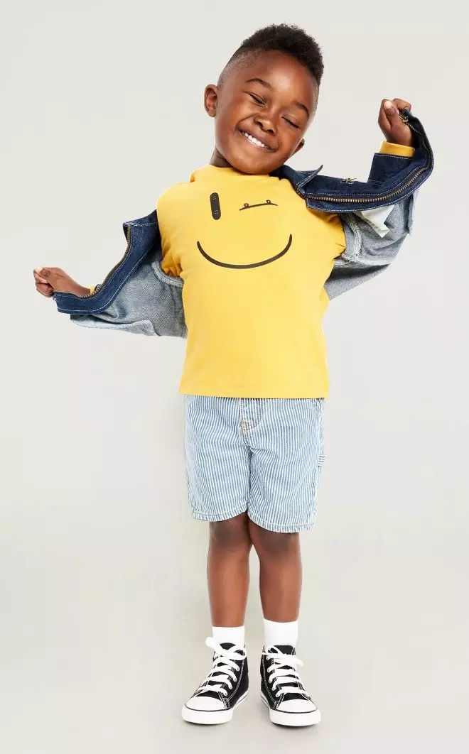 Photo d’un tout-petit garçon vêtu d’un short Old Navy.